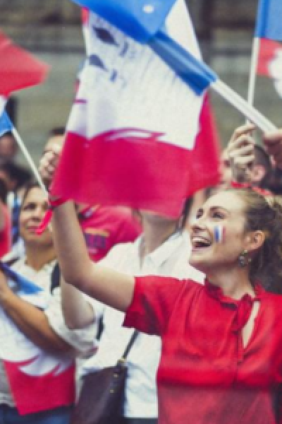 Personas con las banderas de Francia.