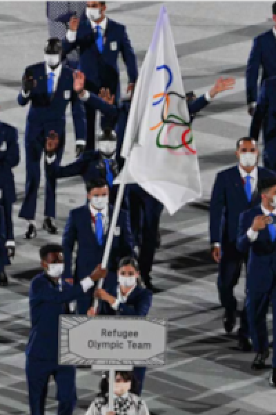 El equipo olímpico de refugiados, durante el desfile de inauguración de los Juegos Olímpicos de Tokio 2021.