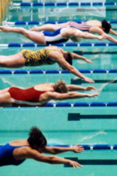 Mujeres disputan una de las pruebas de natación en México 1968.