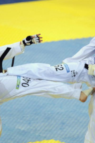 Lorena Benites (azul) de Ecuador pelea con Carmen Marton de Australia en el taekwondo femenino de +67 kg durante los Juegos Olímpicos de Pekín, el 23 de agosto de 2008.