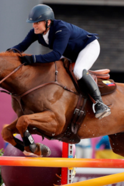 El ecuatoriano Nicolás Wettstein compite en la prueba de salto de obstáculos del concurso completo individual de Equitación durante los Juegos Olímpicos, el lunes 2 de agosto de 2021.