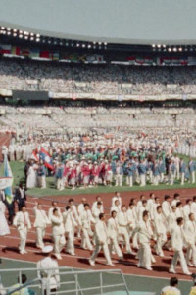 Las delegaciones desfilan durante la ceremonia inaugural de los Juegos Olímpicos de Seúl 1988, el 17 de septiembre de 1988.