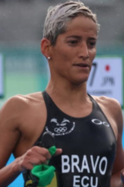 Elizabeth Bravo durante el triatlón femenino en los Juegos Olímpicos de Tokio, el lunes 26 de julio de 2021.