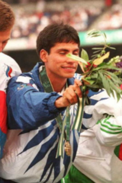 El ecuatoriano Jefferson Pérez (centro) tras ganar la medalla de oro en Atlanta 1996.