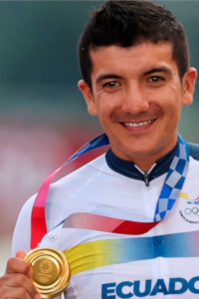 Richard Carapaz posa con su medalla de oro tras ganar la prueba de ruta de Tokio 2021, el sábado 24 de julio. 