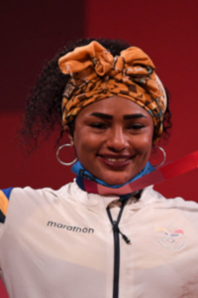 Tamara Salazar, con su medalla de plata sobre el cuello, levanta los brazos y festeja su logro en Tokio, el 2 de agosto de 2021.