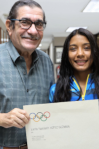 La luchadora Lucía Yépez recibe su diploma olímpico por parte del Comité Ecuatoriano, el 18 de agosto de 2021.
