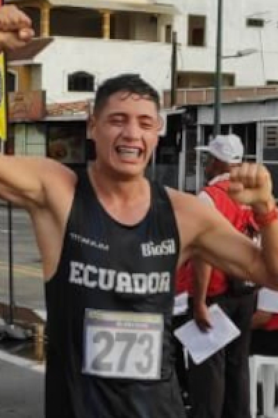 David Hurtado festeja su victoria en el Campeonato Nacional de marcha y su clasificación a los Juegos Olímpicos de París 2024, el 25 de febrero de 2023.