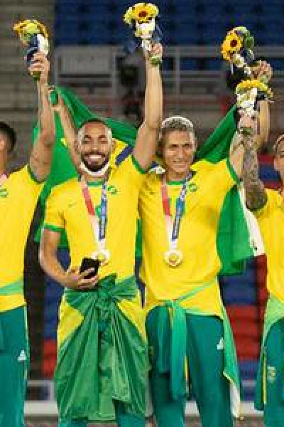 Jugadores de la selección de Brasil con su medalla de Tokio 2021.