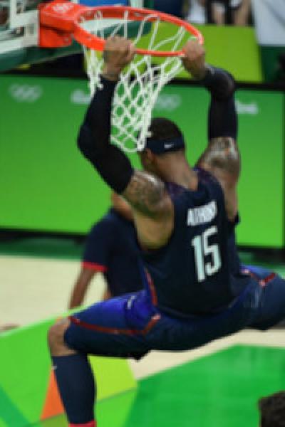 El delantero estadounidense Carmelo Anthony durante un partido de baloncesto masculino por la medalla de oro entre Serbia y Estados Unidos, el 21 de agosto de 2016 durante los Juegos Olímpicos de Río.