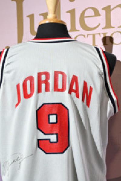 La camiseta de los Juegos Olímpicos de Barcelona del 'Dream Team' de Michael Jordan se muestra en la vista previa para los medios de la subasta "Sports Legends" de Julien, el 19 de junio de 2023 en Beverly Hills, California.