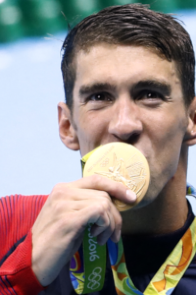 Michael Phelps con una medalla de Río 2016.