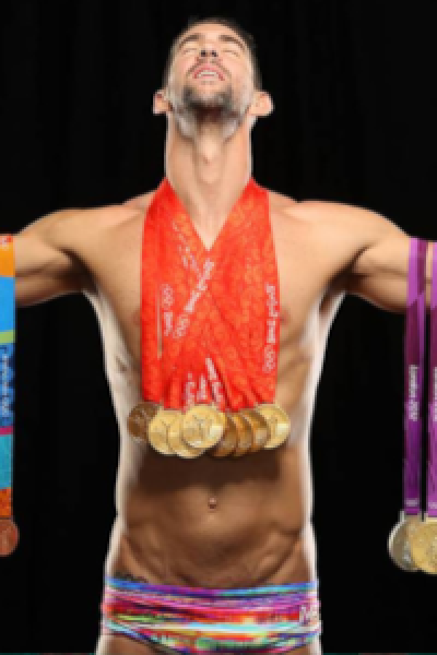 El nadador, Michael Phelps, posa con sus 28 medallas olímpicas conseguidas en cinco citas distintas.