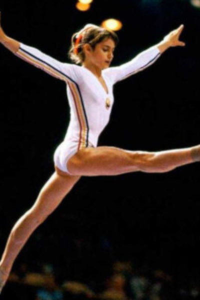 Nadia Comaneci durante una de sus participaciones en gimnasia de los Juegos Olímpicos.