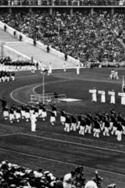 Las delegaciones marchan por el nuevo estadio de Berlín con capacidad para 100.000 personas mientras la multitud realiza el saludo nazi durante la ceremonia de apertura de los Juegos Olímpicos de Berlín, el 1 de agosto de 1936.
