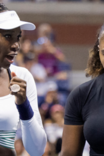 Serena Williams (R) y Venus Williams durante su partido de primera ronda de dobles femeninos del torneo Abierto de Tenis de Estados Unidos, el 1 de septiembre 2022.