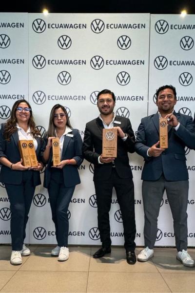 Asesores del concesionario Ecuawagen premiados por su gestión 2023.
