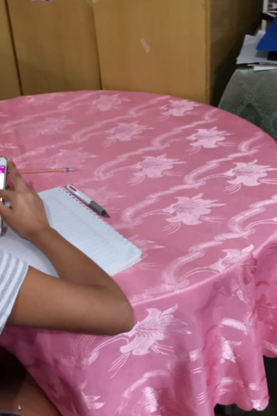 Un teléfono inteligente sirve para que las niñas reciban las tareas que deben desarrollar a lo largo del día.