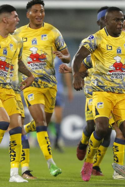 Los jugadores de Delfín celebran el gol de José Angulo, ante Belgrano, el 9 de mayo de 2024. 