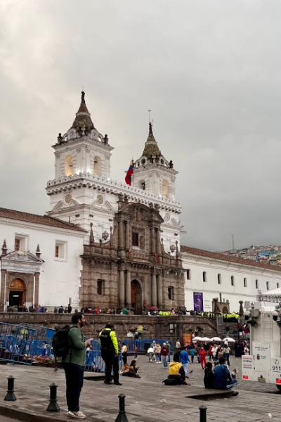 Vista general de la Plaza de San Francisco, en el Centro Histórico de Quito.