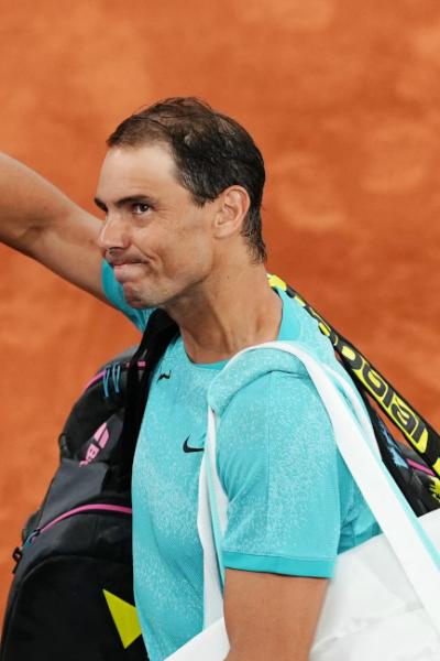 Rafael Nadal hace un gesto al público cuando abandona la cancha después de perder contra el alemán Alexander Zverev en el complejo Roland Garros, el 27 de mayo de 2024.