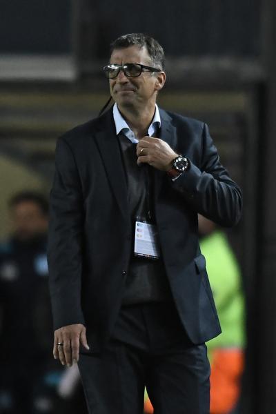 Argentina's Racing Club coach Juan Antonio Pizzi gestures during the Copa Libertadores football tournament group stage match between Argentina's Racing Club and Brazil's Sao Paulo at the Presidente Juan Domingo Peron Stadium in Avellaneda, Buenos Aires Province, on May 5, 2021. (Photo by Marcelo ENDELLI / POOL / AFP)