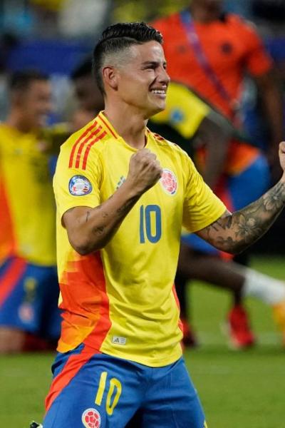 James Rodríguez celebra la victoria de su equipo en la semifinal de la Copa América 2024.