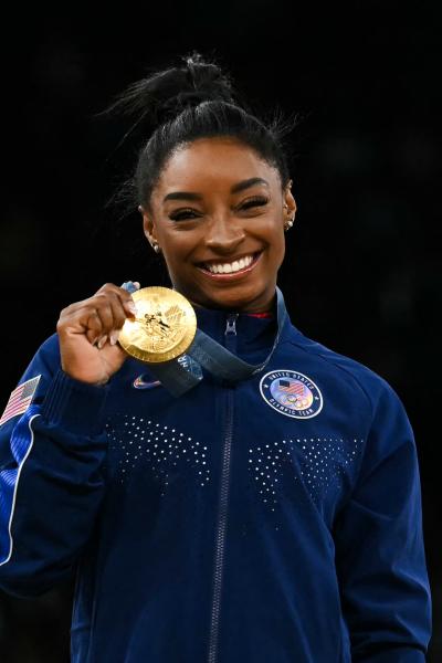 Simone Biles enseña su tercera medalla de oro en los Juegos Olímpicos de París, el 3 de agosto de 2024.