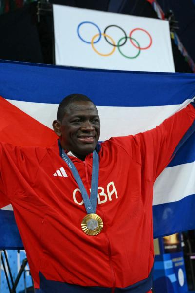 El luchador cubano Mijaín López, con su medalla de oro de los Juegos Olímpicos, el 6 de agosto de 2024.