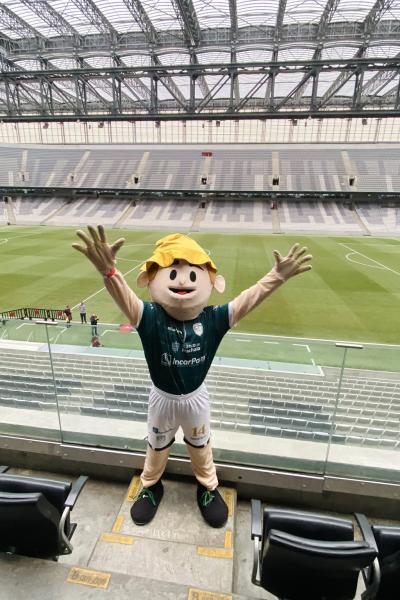 Bananerito posa para una foto en el estadio Arena da Baixada, donde juega el Athletico Paranaense.