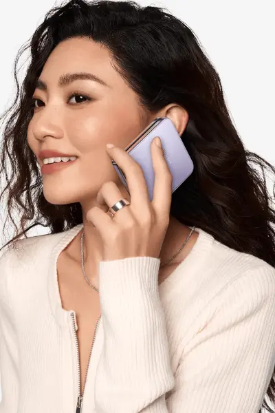 Mujer utilizando el Xiaomi Mix Flip