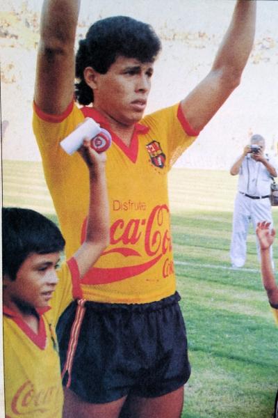 Jimmy Izquierdo saludando previo a un partido de Barcelona SC.