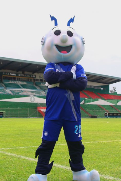 La mascota del Club Sport Emelec, Alerto Kilovatio, posa el 25 de septiembre de 2022 en el estadio Reales Tamarindos.