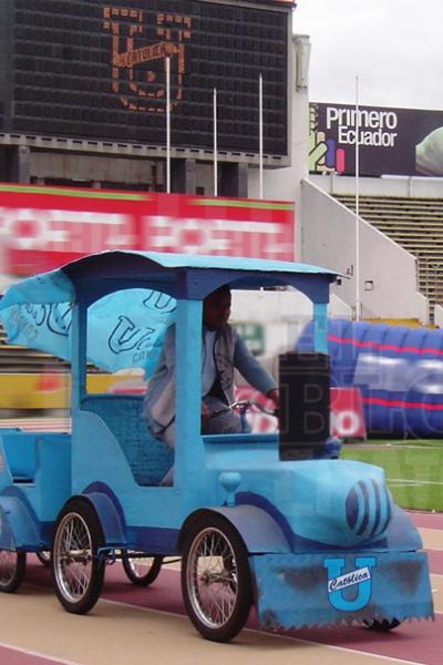 Imagen del 'Trencito azul', mascota representativa de Universidad Católica en el estadio Olímpico Atahualpa.