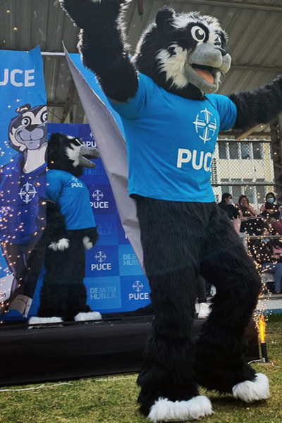 El oso 'Aurelio', mascota de Universidad Católica y de la PUCE, saluda.