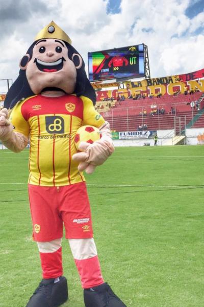 'Auquita', la mascota oficial de Aucas, en el campo de juego del estadio Gonzalo Pozo Ripalda el 9 de febrero de 2020.