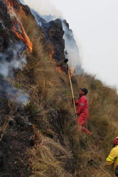 Bomberos trabajan en un incendio en Cuenca