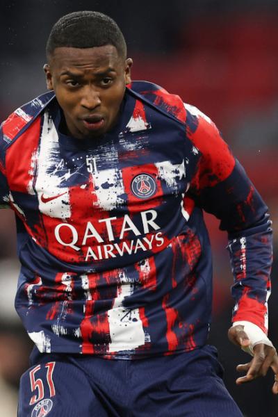 El defensa ecuatoriano del Paris Saint-Germain, Willian Pacho, calienta antes del partido ante el FC Bayern Munich por la Fecha 5 de la Champions, el 26 de noviembre de 2024.