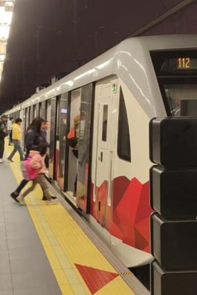 Usuarios se suben en un tren del Metro de Quito, en diciembre de 2024