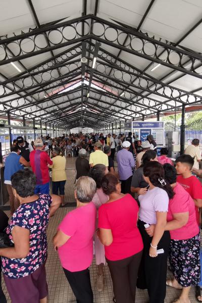 Largas flas de usuarios, adultos mayores la mayoría, en busca de obtener una de las 15.000 tarjetas La Guayaca gratuitas prometidas por el Municipio, el 20 de junio de 2025, en la Estación Batallón del Suburbio.