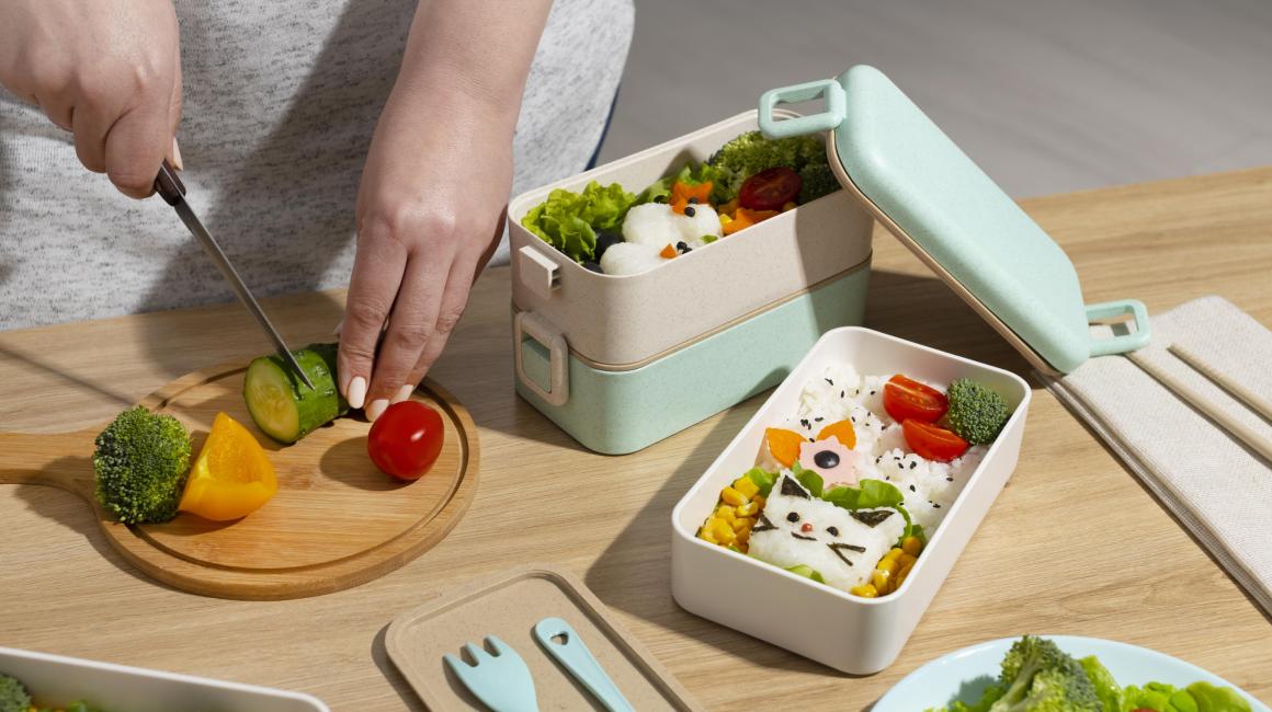 Composición de deliciosa caja bento japonesa.