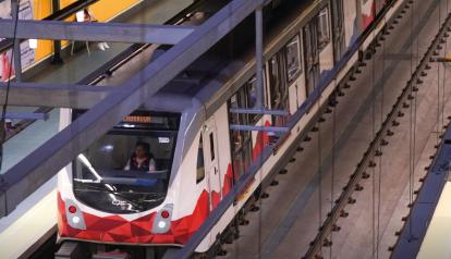 Un tren del Metro de Quito realiza un recorrido, el 28 de enero de 2025.
