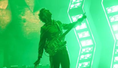 El músico Albert Hammond Jr., de la banda The Strokes, durante su concierto en el Festival Coachella 2026, el 11 de abril en Indio, California.