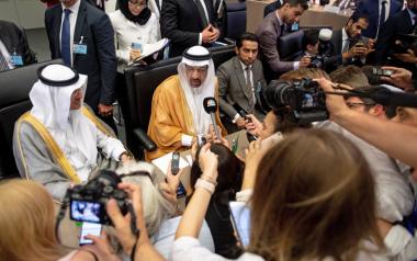 El ministro saudí de Energía, Khalid al-Falih (c), atiende a los medios durante una reunión de la Organización de Países Exportadores de Petróleo (OPEP)