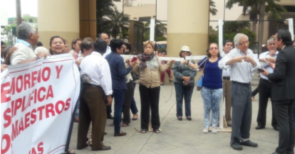 Dos maestras jubiladas de Guayaquil se crucificaron de manera simbólica en reclamos de sus pensiones. 
