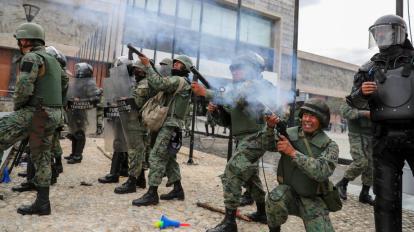 Militares disparan bombas lacrimógenas para alejar a los manifestantes en el sector de la Asamblea Nacional, el 8 de octubre de 2019.