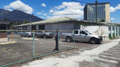 Un terreno de Inmobiliar en el sector de La Pradera, en Quito, se usa como estacionamiento y depósito.