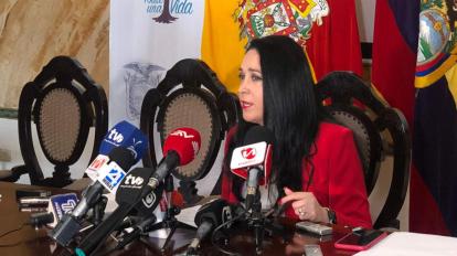 Dora Ordóñez durante una rueda de prensa en la Gobernación del Azuay, el 10 de enero de 2020.