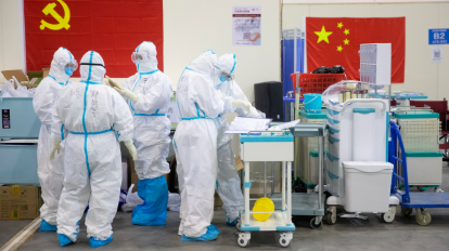 Trabajadores sanitarios trabjan en la atención a un paciente en u hospital de Wuhan, el 18 de febrero de 2020.