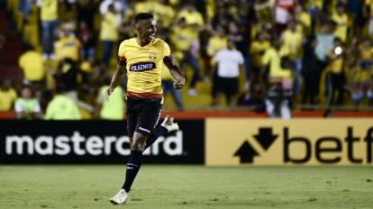 Fidel Martínez celebra uno de los goles con Barcelona, en el estadio Monumental, en la Copa Libertadores 2020.